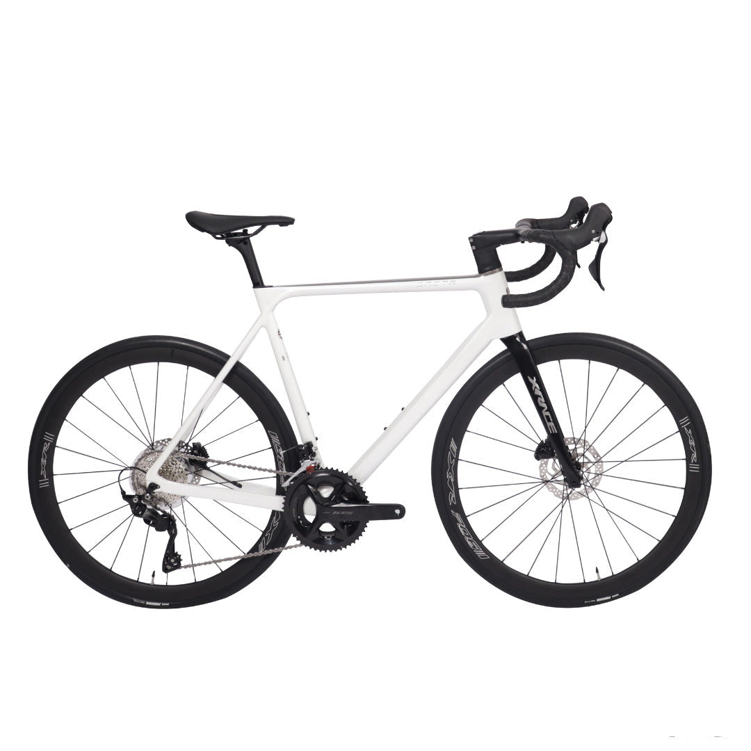 XRACE SAETA CARBON – 12 Velocidades Shimano 105 R7100 Blanca